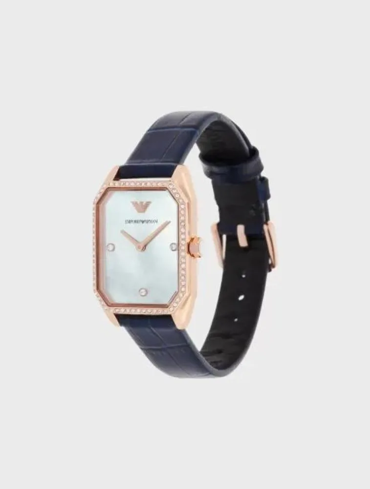 DÉTAILS Composition 49% Cuir 44% Acier Inoxydable 5% Cristal 1% Nacre 1% Plastique Mouvement : quartz, deux aiguilles Cadran : nacre, blanc Taille du cadran : 24 mm Matière du boîtier : acier inoxydable Placage : or rose Bracelet : cuir bleu ATM : 3 ATM