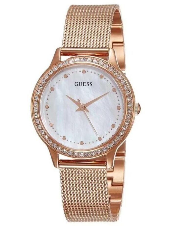 Marque: Guess Modèle: Park Ave South Boîtier: Diamètre : 30 mm Epaisseur : 9 mm Acier inoxydable Doré Cadran: Verre : Minéral Blanc Bracelet: Largeur : 19 mm Acier inoxydable Doré Etanchéité: 30 m (3 ATM) Type de boucle: Boucle déployante