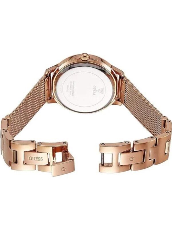 Marque: Guess Modèle: Park Ave South Boîtier: Diamètre : 30 mm Epaisseur : 9 mm Acier inoxydable Doré Cadran: Verre : Minéral Blanc Bracelet: Largeur : 19 mm Acier inoxydable Doré Etanchéité: 30 m (3 ATM) Type de boucle: Boucle déployante