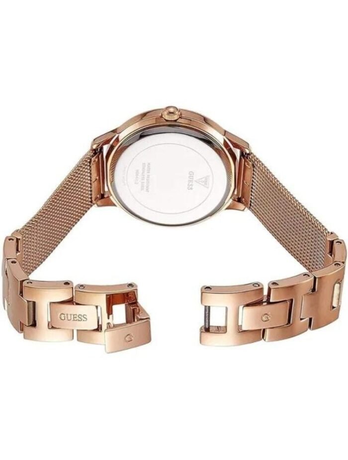 Marque: Guess Modèle: Park Ave South Boîtier: Diamètre : 30 mm Epaisseur : 9 mm Acier inoxydable Doré Cadran: Verre : Minéral Blanc Bracelet: Largeur : 19 mm Acier inoxydable Doré Etanchéité: 30 m (3 ATM) Type de boucle: Boucle déployante