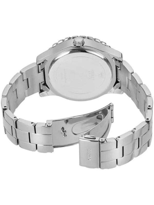 Marque: GUESS Modèle: Park Ave Boîtier: Diamètre : 36 mm Epaisseur : 9 mm Acier inoxydable Argent, doré Cadran: Verre : Minéral Argent Bracelet: Largeur : 19 mm Acier Inoxydable Argent, doré Etanchéité: 30 m (3 ATM) Type de boucle: Boucle déployante