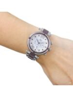 Marque: Guess Collection Modèle: Cablechic Boîtier: Diamètre : 38 mm Epaisseur : 11.5 mm Acier inoxydable Argent, mauve Cadran: Verre : Minéral Argent Bracelet: Largeur : 18 mm Acier inoxydable Argent, mauve Etanchéité: 100 m (10 ATM) Type de boucle: Boucle déployante Détails techniques: Dateur