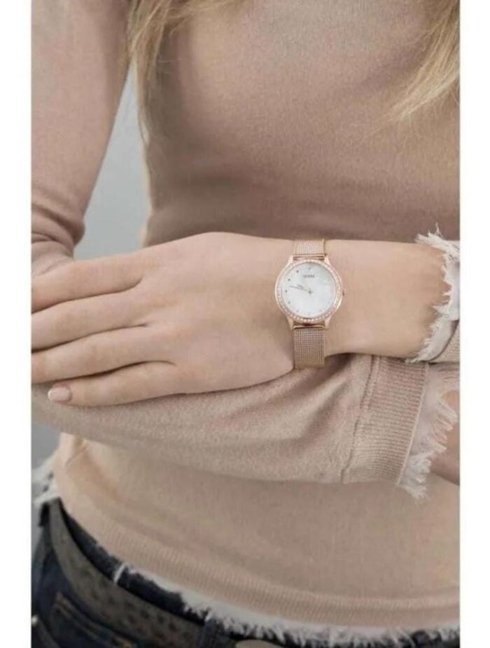 Marque: Guess Modèle: Park Ave South Boîtier: Diamètre : 30 mm Epaisseur : 9 mm Acier inoxydable Doré Cadran: Verre : Minéral Blanc Bracelet: Largeur : 19 mm Acier inoxydable Doré Etanchéité: 30 m (3 ATM) Type de boucle: Boucle déployante