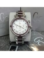 Marque: Guess Collection Modèle: Cablechic Boîtier: Diamètre : 38 mm Epaisseur : 11.5 mm Acier inoxydable Argent, mauve Cadran: Verre : Minéral Argent Bracelet: Largeur : 18 mm Acier inoxydable Argent, mauve Etanchéité: 100 m (10 ATM) Type de boucle: Boucle déployante Détails techniques: Dateur