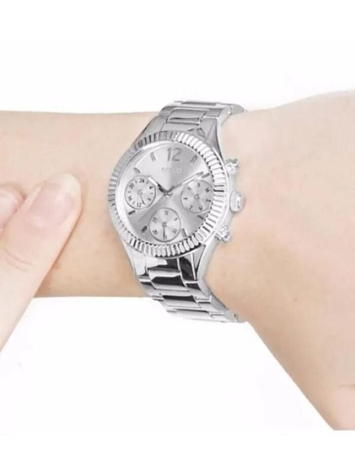 Marque: GUESS Modèle: Park Ave Boîtier: Diamètre : 36 mm Epaisseur : 9 mm Acier inoxydable Argent, doré Cadran: Verre : Minéral Argent Bracelet: Largeur : 19 mm Acier Inoxydable Argent, doré Etanchéité: 30 m (3 ATM) Type de boucle: Boucle déployante
