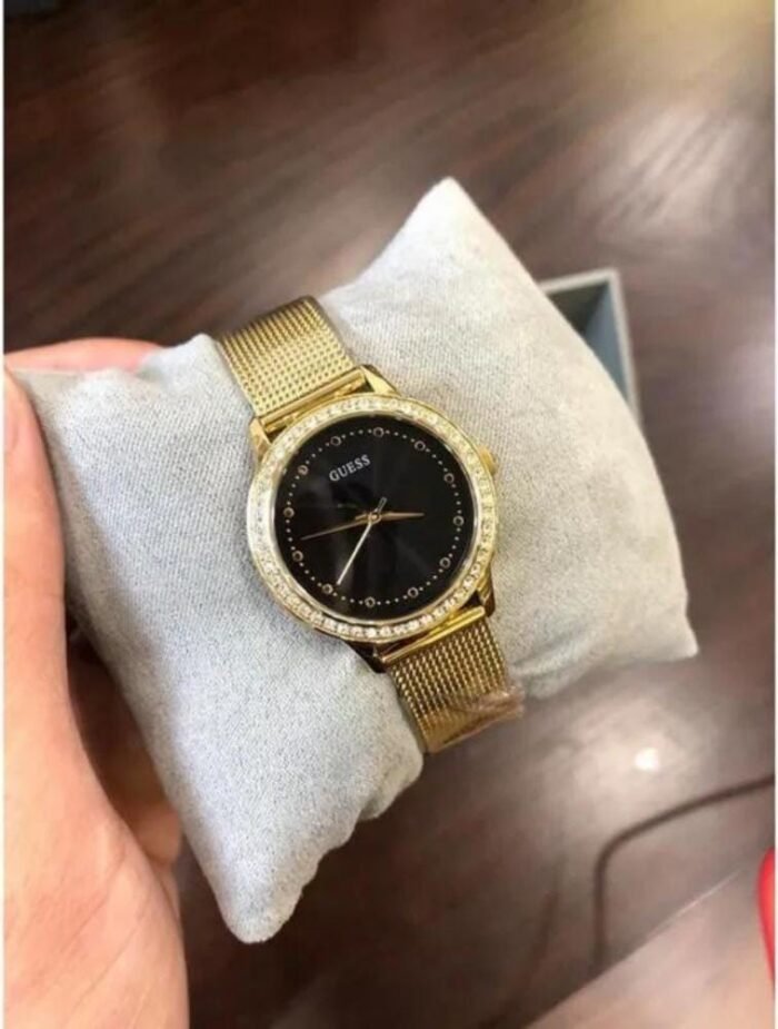 Marque: Guess Modèle: Park Ave South Boîtier: Diamètre : 30 mm Epaisseur : 9 mm Acier inoxydable Doré Cadran: Verre : Minéral Blanc Bracelet: Largeur : 19 mm Acier inoxydable Doré Etanchéité: 30 m (3 ATM) Type de boucle: Boucle déployante