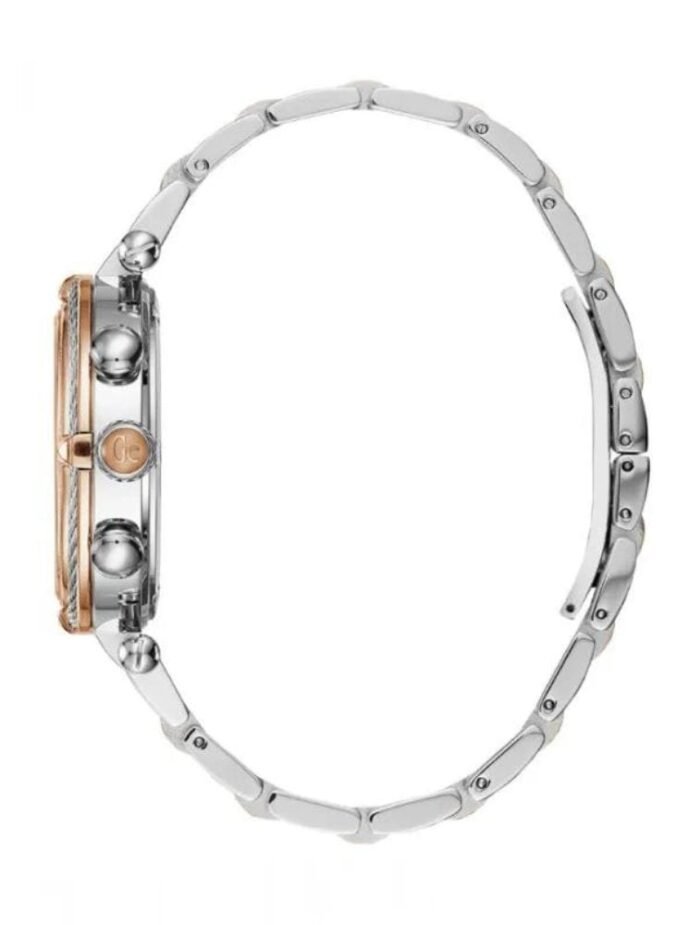 Marque: Guess Collection Modèle: Cablechic Boîtier: Diamètre : 38 mm Epaisseur : 11.5 mm Acier inoxydable Argent, doré Cadran: Verre : Minéral Blanc Bracelet: Largeur : 18 mm Acier inoxydable Argent, doré Etanchéité: 100 m (10 ATM) Type de boucle: Boucle déployante Détails techniques: Dateur