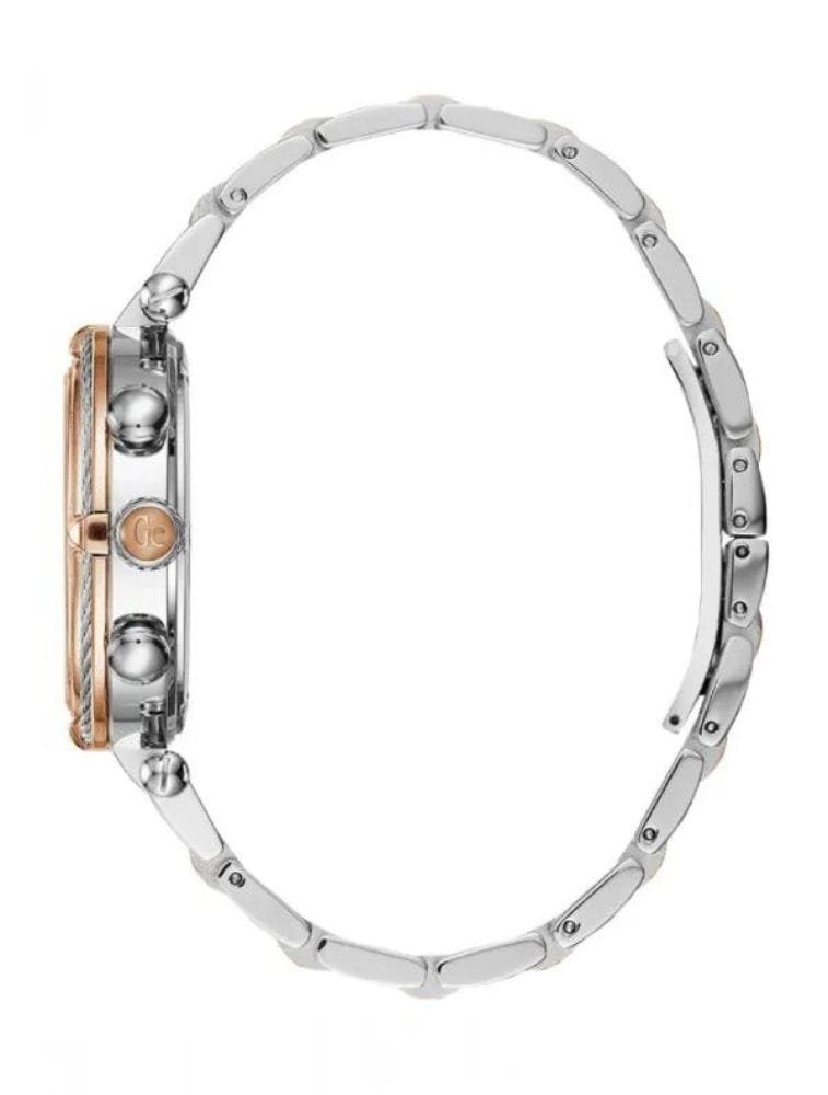 Marque: Guess Collection Modèle: Cablechic Boîtier: Diamètre : 38 mm Epaisseur : 11.5 mm Acier inoxydable Argent, doré Cadran: Verre : Minéral Blanc Bracelet: Largeur : 18 mm Acier inoxydable Argent, doré Etanchéité: 100 m (10 ATM) Type de boucle: Boucle déployante Détails techniques: Dateur