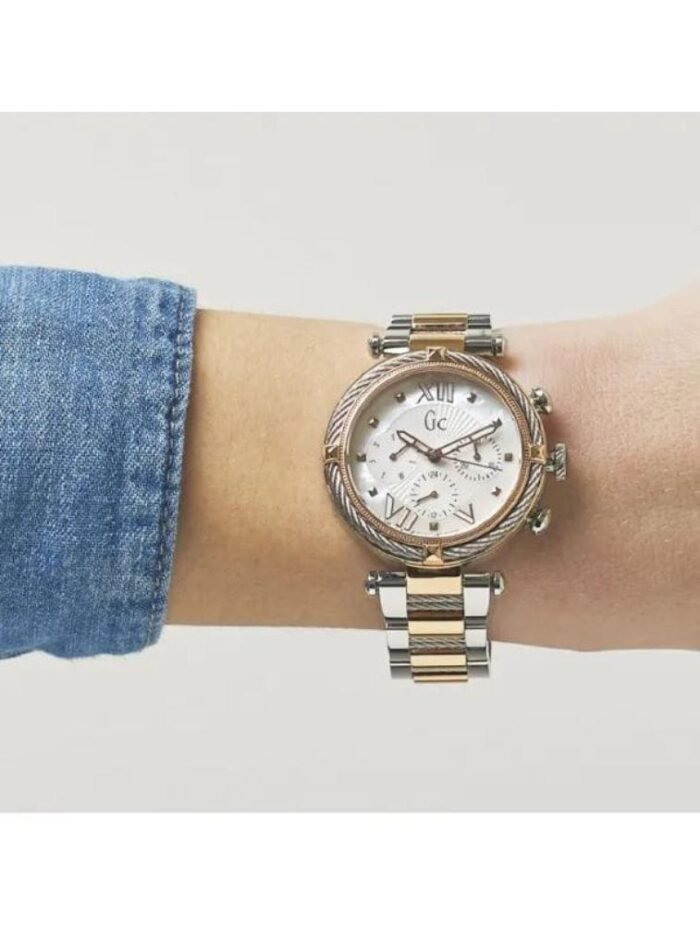 Marque: Guess Collection Modèle: Cablechic Boîtier: Diamètre : 38 mm Epaisseur : 11.5 mm Acier inoxydable Argent, doré Cadran: Verre : Minéral Blanc Bracelet: Largeur : 18 mm Acier inoxydable Argent, doré Etanchéité: 100 m (10 ATM) Type de boucle: Boucle déployante Détails techniques: Dateur