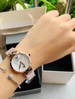 Marque: Emporio Armani Modèle: Armani Retro Boîtier: Diamètre : 32 mm Epaisseur : 8 mm Acier inoxydable Argent Cadran: Verre : Minéral Argent Bracelet: Largeur : 14 mm Acier Inoxydable Argent Etanchéité: 30 m (3 ATM) Type de boucle: Boucle déployante