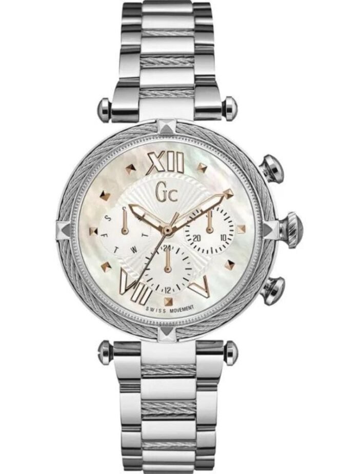 Marque: Guess Collection Modèle: Cablechic Boîtier: Diamètre : 38 mm Epaisseur : 11 mm Acier inoxydable Argent Cadran: Verre : Minéral Nacré Bracelet: Largeur : 20 mm Acier inoxydable Argent Etanchéité: 100 m (10 ATM) Type de boucle: Boucle déployante Détails techniques: Dateur