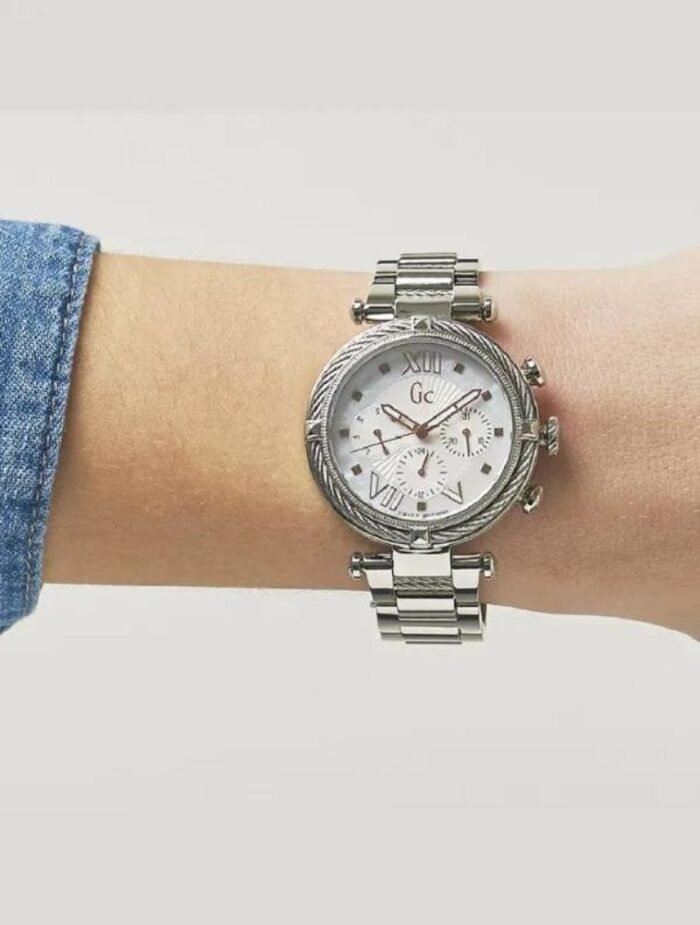 Marque: Guess Collection Modèle: Cablechic Boîtier: Diamètre : 38 mm Epaisseur : 11 mm Acier inoxydable Argent Cadran: Verre : Minéral Nacré Bracelet: Largeur : 20 mm Acier inoxydable Argent Etanchéité: 100 m (10 ATM) Type de boucle: Boucle déployante Détails techniques: Dateur