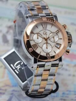 Marque: Guess Collection Modèle: Cablechic Boîtier: Diamètre : 37 mm Epaisseur : 10 mm Acier inoxydable Argent, mauve Cadran: Verre : Minéral Argent Bracelet: Largeur : 18 mm Acier inoxydable Argent, mauve Etanchéité: 100 m (10 ATM) Type de boucle: Boucle déployante Détails techniques: Dateur