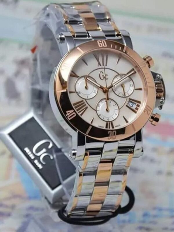 Marque: Guess Collection Modèle: Cablechic Boîtier: Diamètre : 37 mm Epaisseur : 10 mm Acier inoxydable Argent, mauve Cadran: Verre : Minéral Argent Bracelet: Largeur : 18 mm Acier inoxydable Argent, mauve Etanchéité: 100 m (10 ATM) Type de boucle: Boucle déployante Détails techniques: Dateur