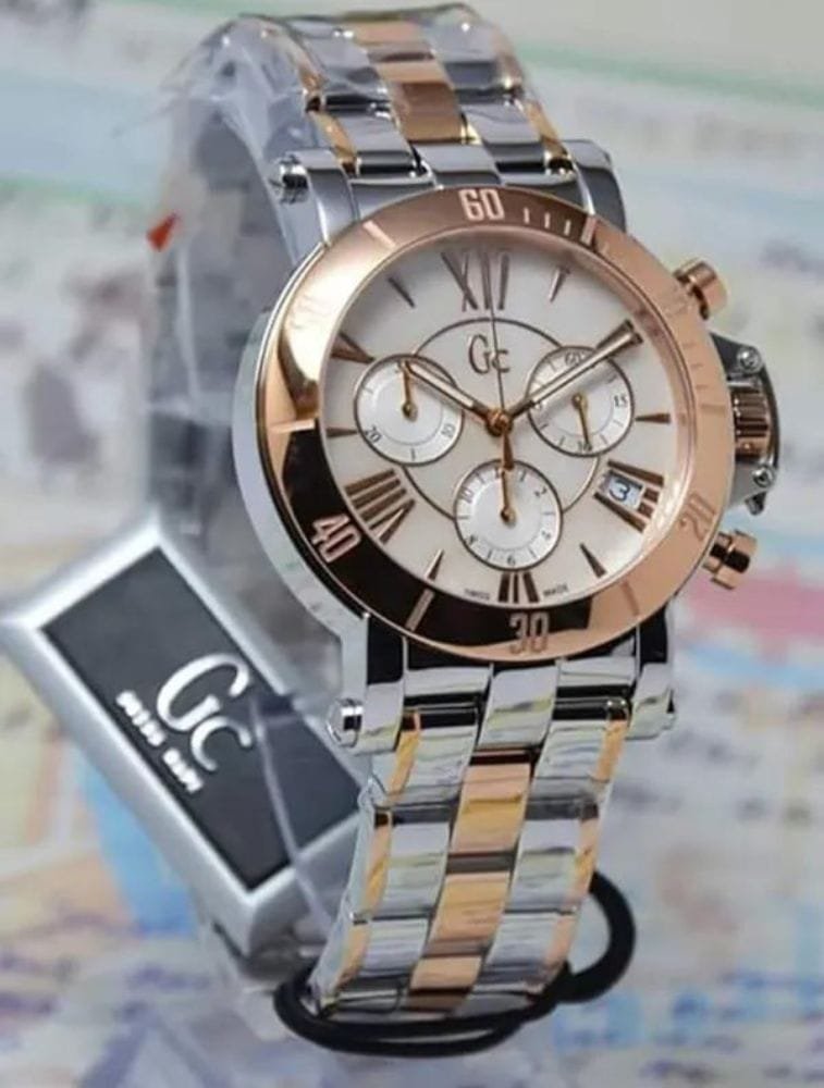 Marque: Guess Collection Modèle: Cablechic Boîtier: Diamètre : 37 mm Epaisseur : 10 mm Acier inoxydable Argent, mauve Cadran: Verre : Minéral Argent Bracelet: Largeur : 18 mm Acier inoxydable Argent, mauve Etanchéité: 100 m (10 ATM) Type de boucle: Boucle déployante Détails techniques: Dateur