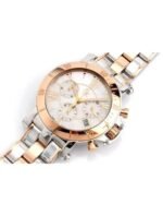 Marque: Guess Collection Modèle: Cablechic Boîtier: Diamètre : 37 mm Epaisseur : 10 mm Acier inoxydable Argent, mauve Cadran: Verre : Minéral Argent Bracelet: Largeur : 18 mm Acier inoxydable Argent, mauve Etanchéité: 100 m (10 ATM) Type de boucle: Boucle déployante Détails techniques: Dateur