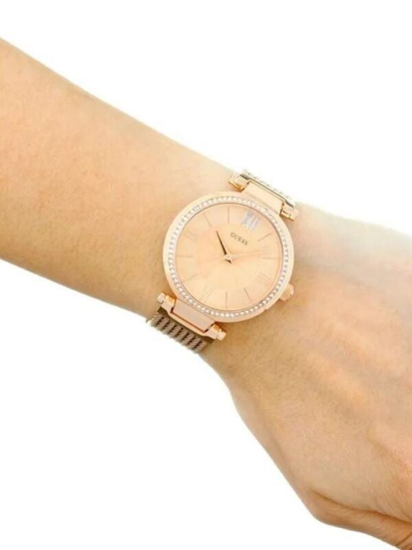 Marque: GUESS Modèle: Soho Boîtier: Diamètre : 36 mm Epaisseur : 9 mm Acier inoxydable Doré rose Cadran: Doré rose Bracelet: Largeur : 18 mm Acier Inoxydable Doré rose Etanchéité: 30 m (3 ATM) Verre: Minéral Type de boucle: Boucle déployante Pierre: Oxyde de Zirconium