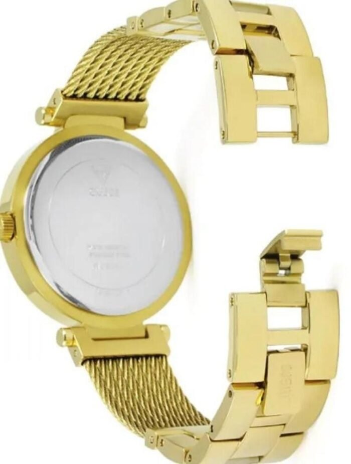 Marque: Guess Modèle: Soho Boîtier: Diamètre : 37 mm Epaisseur : 9 mm Acier inoxydable Pierre : Oxyde de Zirconium Doré Cadran: Verre : Minéral Doré Bracelet: Largeur : 18 mm Acier inoxydable Doré Etanchéité: 30 m (3 ATM) Type de boucle: Boucle simple