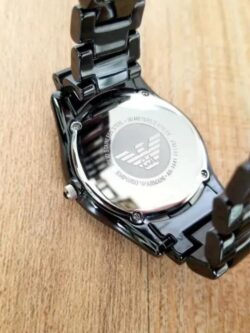 MARQUE Emporio Armani NUMÉRO DU MODÈLE AR1441 NUMÉRO DE PIÈCE AR1441 FORME Ronde TYPE DE VERRE Minéral TYPE D’AFFICHAGE Analogique TYPE DE FERMOIR Deployment MATIÈRE DU BOÎTIER Acier Inoxydable DIAMÈTRE DU BOÎTIER 35 millimètres EPAISSEUR DU BOÎTIER 7 millimètres MATIÈRE DU BRACELET Céramique LARGEUR DU BRACELET 18 millimètres COULEUR DU BRACELET Noire COULEUR DU CADRAN Noire POIDS 372 grammes