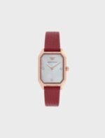 Composition 49% Cuir 44% Acier Inoxydable 5% Cristal 1% Nacre 1% Plastique Mouvement : quartz, deux aiguilles Cadran : nacre, blanc Taille du cadran : 24 mm Matière du boîtier : acier inoxydable Placage : or rose Bracelet : cuir rouge provenant d’une tannerie certifiée LWG ATM : 3 ATM