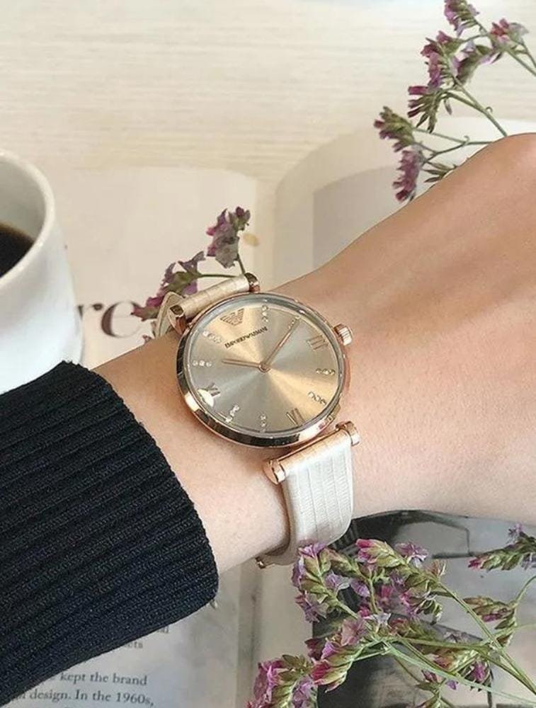 Marque: Emporio Armani Modèle: Armani Retro Boîtier: Diamètre : 32 mm Epaisseur : 8 mm Acier inoxydable Argent Cadran: Verre : Minéral Argent Bracelet: Largeur : 14 mm Acier Inoxydable Argent Etanchéité: 30 m (3 ATM) Type de boucle: Boucle déployante