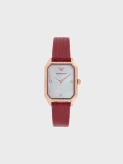 Composition 49% Cuir 44% Acier Inoxydable 5% Cristal 1% Nacre 1% Plastique Mouvement : quartz, deux aiguilles Cadran : nacre, blanc Taille du cadran : 24 mm Matière du boîtier : acier inoxydable Placage : or rose Bracelet : cuir rouge provenant d’une tannerie certifiée LWG ATM : 3 ATM