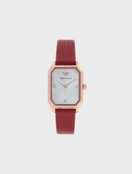 Composition 49% Cuir 44% Acier Inoxydable 5% Cristal 1% Nacre 1% Plastique Mouvement : quartz, deux aiguilles Cadran : nacre, blanc Taille du cadran : 24 mm Matière du boîtier : acier inoxydable Placage : or rose Bracelet : cuir rouge provenant d’une tannerie certifiée LWG ATM : 3 ATM