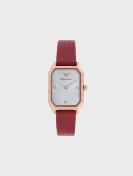 Composition 49% Cuir 44% Acier Inoxydable 5% Cristal 1% Nacre 1% Plastique Mouvement : quartz, deux aiguilles Cadran : nacre, blanc Taille du cadran : 24 mm Matière du boîtier : acier inoxydable Placage : or rose Bracelet : cuir rouge provenant d’une tannerie certifiée LWG ATM : 3 ATM
