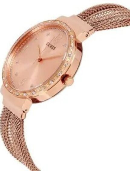 Marque: Guess Modèle: W1083l3 Boîtier: Diamètre : 32mm Epaisseur : 9 mm Acier inoxydable Cadran: Verre : Minéral Gold Bracelet: Largeur : 18 mm Acier inoxydable Etanchéité: 30 m (3 ATM) Type de boucle: Boucle simple