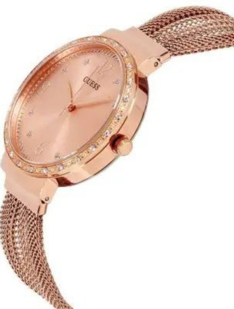 Marque: Guess Modèle: W1083l3 Boîtier: Diamètre : 32mm Epaisseur : 9 mm Acier inoxydable Cadran: Verre : Minéral Gold Bracelet: Largeur : 18 mm Acier inoxydable Etanchéité: 30 m (3 ATM) Type de boucle: Boucle simple