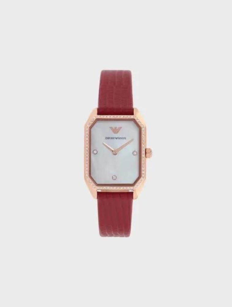 Composition 49% Cuir 44% Acier Inoxydable 5% Cristal 1% Nacre 1% Plastique Mouvement : quartz, deux aiguilles Cadran : nacre, blanc Taille du cadran : 24 mm Matière du boîtier : acier inoxydable Placage : or rose Bracelet : cuir rouge provenant d’une tannerie certifiée LWG ATM : 3 ATM
