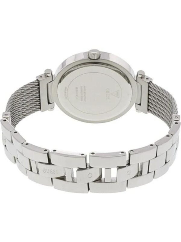 Marque: GUESS Modèle: Soho Boîtier: Diamètre : 36 mm Epaisseur : 9 mm Acier inoxydable Argent Cadran: Argent Bracelet: Largeur : 18 mm Acier Inoxydable Argent Etanchéité: 30 m (3 ATM) Verre: Minéral Type de boucle: Boucle déployante Pierre: Oxyde de Zirconium