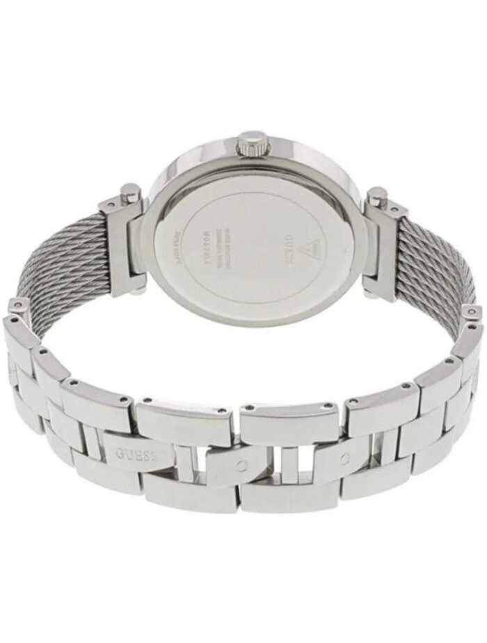 Marque: GUESS Modèle: Soho Boîtier: Diamètre : 36 mm Epaisseur : 9 mm Acier inoxydable Argent Cadran: Argent Bracelet: Largeur : 18 mm Acier Inoxydable Argent Etanchéité: 30 m (3 ATM) Verre: Minéral Type de boucle: Boucle déployante Pierre: Oxyde de Zirconium