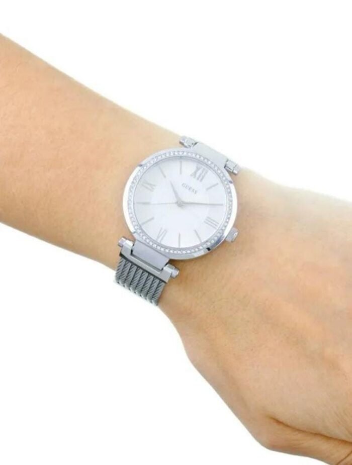 Marque: GUESS Modèle: Soho Boîtier: Diamètre : 36 mm Epaisseur : 9 mm Acier inoxydable Argent Cadran: Argent Bracelet: Largeur : 18 mm Acier Inoxydable Argent Etanchéité: 30 m (3 ATM) Verre: Minéral Type de boucle: Boucle déployante Pierre: Oxyde de Zirconium