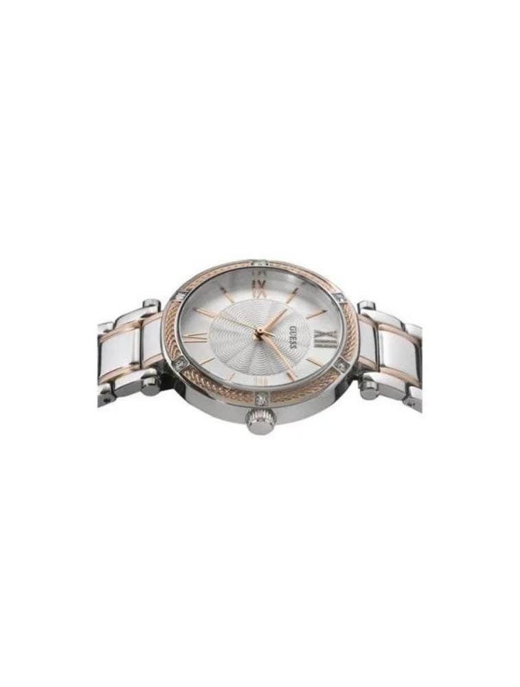 Marque: GUESS Modèle: Park Ave Boîtier: Diamètre : 36 mm Epaisseur : 9 mm Acier inoxydable Argent, doré Cadran: Verre : Minéral Argent Bracelet: Largeur : 19 mm Acier Inoxydable Argent, doré Etanchéité: 30 m (3 ATM) Type de boucle: Boucle déployante