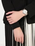 Marque: GUESS Modèle: Park Ave Boîtier: Diamètre : 36 mm Epaisseur : 9 mm Acier inoxydable Argent, doré Cadran: Verre : Minéral Argent Bracelet: Largeur : 19 mm Acier Inoxydable Argent, doré Etanchéité: 30 m (3 ATM) Type de boucle: Boucle déployante