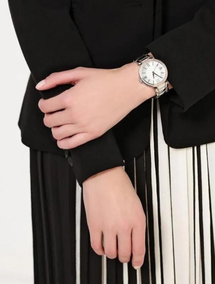 Marque: GUESS Modèle: Park Ave Boîtier: Diamètre : 36 mm Epaisseur : 9 mm Acier inoxydable Argent, doré Cadran: Verre : Minéral Argent Bracelet: Largeur : 19 mm Acier Inoxydable Argent, doré Etanchéité: 30 m (3 ATM) Type de boucle: Boucle déployante