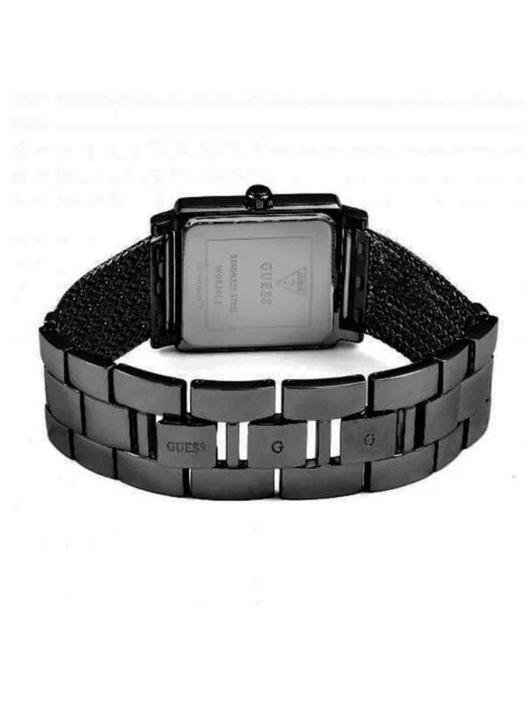 Marque: Guess Modèle: Highline Boîtier: Diamètre : 28 mm Epaisseur : 10 mm Acier inoxydable Pierre : Cristal Doré Cadran: Verre : Minéral Blanc Bracelet: Largeur : 20 mm Acier inoxydable Doré Etanchéité: 30 m (3 ATM) Type de boucle: Boucle déployante