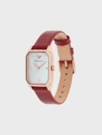 Composition 49% Cuir 44% Acier Inoxydable 5% Cristal 1% Nacre 1% Plastique Mouvement : quartz, deux aiguilles Cadran : nacre, blanc Taille du cadran : 24 mm Matière du boîtier : acier inoxydable Placage : or rose Bracelet : cuir rouge provenant d’une tannerie certifiée LWG ATM : 3 ATM