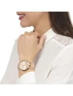 Marque: Guess Modèle: W0933L3 Boîtier: Diamètre : 40 mm Epaisseur : 9 mm Acier inoxydable Cadran: Verre : Minéral Gold Bracelet: Largeur : 18 mm Acier inoxydable Etanchéité: 30 m (3 ATM) Type de boucle: Boucle simple