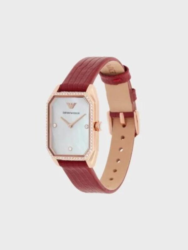 Composition 49% Cuir 44% Acier Inoxydable 5% Cristal 1% Nacre 1% Plastique Mouvement : quartz, deux aiguilles Cadran : nacre, blanc Taille du cadran : 24 mm Matière du boîtier : acier inoxydable Placage : or rose Bracelet : cuir rouge provenant d’une tannerie certifiée LWG ATM : 3 ATM