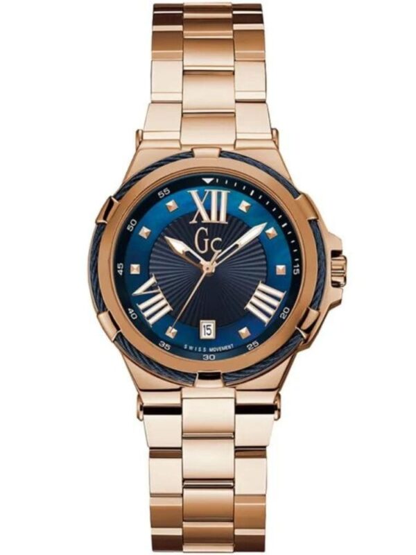 Marque: Guess Collection Modèle: Structura Cable Boîtier: Diamètre : 36mm Acier inoxydable Doré, gris Cadran: Verre : Minéral Bleu Bracelet: Acier inoxydable Doré Etanchéité: 100 m (10 ATM) Type de boucle: Boucle déployante Détails techniques: Dateur