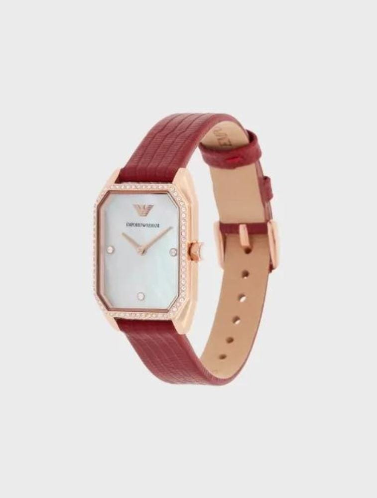 Composition 49% Cuir 44% Acier Inoxydable 5% Cristal 1% Nacre 1% Plastique Mouvement : quartz, deux aiguilles Cadran : nacre, blanc Taille du cadran : 24 mm Matière du boîtier : acier inoxydable Placage : or rose Bracelet : cuir rouge provenant d’une tannerie certifiée LWG ATM : 3 ATM
