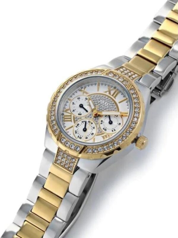 Marque: GUESS Modèle: Park Ave Boîtier: Diamètre : 36 mm Epaisseur : 9 mm Acier inoxydable Argent, doré Cadran: Verre : Minéral Argent Bracelet: Largeur : 19 mm Acier Inoxydable Argent, doré Etanchéité: 30 m (3 ATM) Type de boucle: Boucle déployante