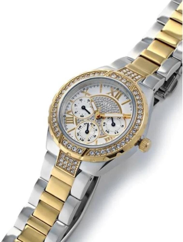 Marque: GUESS Modèle: Park Ave Boîtier: Diamètre : 36 mm Epaisseur : 9 mm Acier inoxydable Argent, doré Cadran: Verre : Minéral Argent Bracelet: Largeur : 19 mm Acier Inoxydable Argent, doré Etanchéité: 30 m (3 ATM) Type de boucle: Boucle déployante