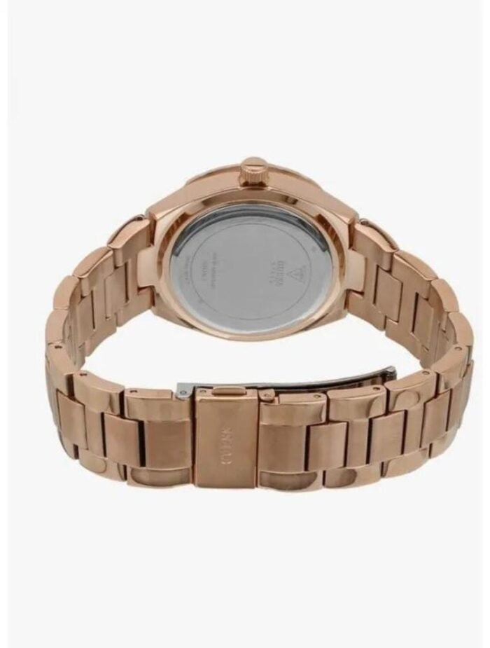 Marque: GUESS Modèle: Park Ave Boîtier: Diamètre : 36 mm Epaisseur : 9 mm Acier inoxydable Argent, doré Cadran: Verre : Minéral Argent Bracelet: Largeur : 19 mm Acier Inoxydable Argent, doré Etanchéité: 30 m (3 ATM) Type de boucle: Boucle déployante