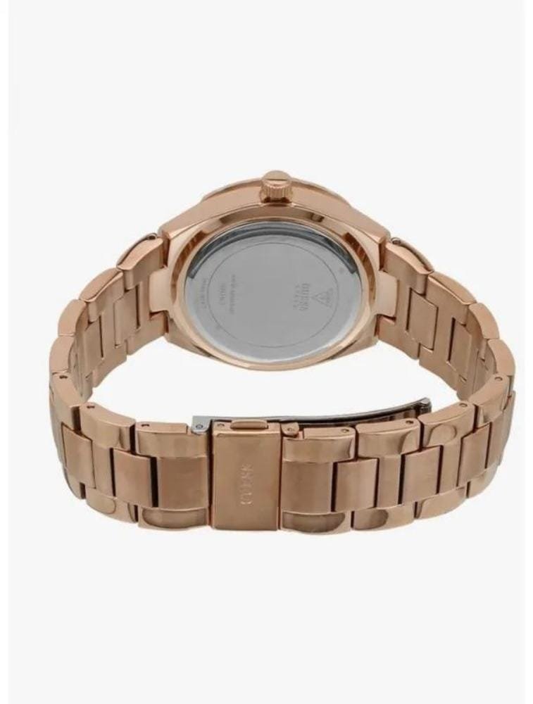 Marque: GUESS Modèle: Park Ave Boîtier: Diamètre : 36 mm Epaisseur : 9 mm Acier inoxydable Argent, doré Cadran: Verre : Minéral Argent Bracelet: Largeur : 19 mm Acier Inoxydable Argent, doré Etanchéité: 30 m (3 ATM) Type de boucle: Boucle déployante