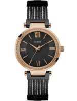 Montre Femme Guess W0638L5 tenue à la main, cadran noir texturé et boîtier or rose avec bracelet noir