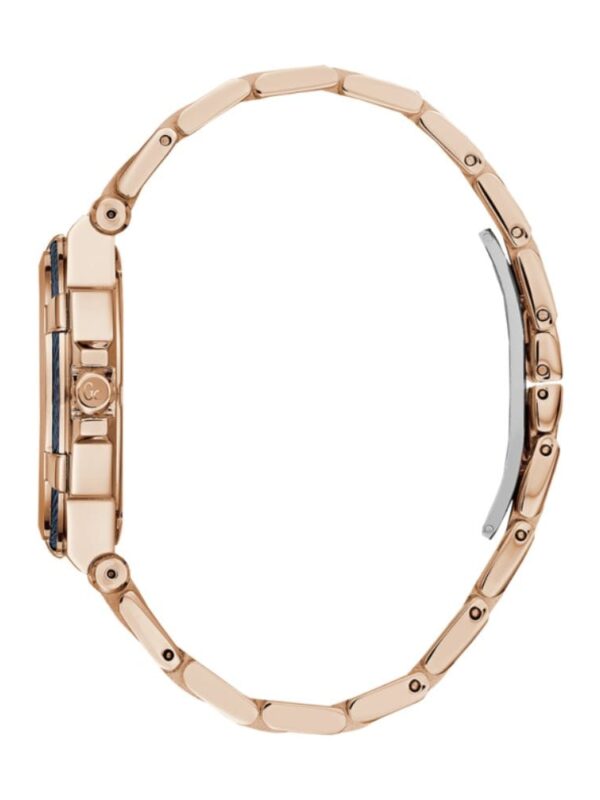 Marque: Guess Collection Modèle: Structura Cable Boîtier: Diamètre : 36mm Acier inoxydable Doré, gris Cadran: Verre : Minéral Bleu Bracelet: Acier inoxydable Doré Etanchéité: 100 m (10 ATM) Type de boucle: Boucle déployante Détails techniques: Dateur