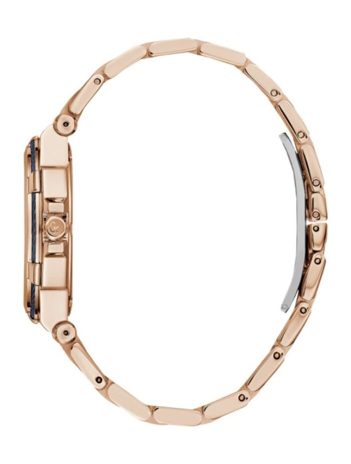 Marque: Guess Collection Modèle: Structura Cable Boîtier: Diamètre : 36mm Acier inoxydable Doré, gris Cadran: Verre : Minéral Bleu Bracelet: Acier inoxydable Doré Etanchéité: 100 m (10 ATM) Type de boucle: Boucle déployante Détails techniques: Dateur